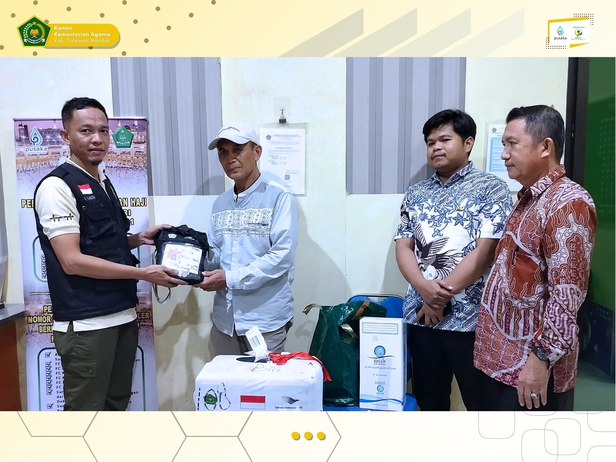 Penyerahan Koper dan Air Zamzam kepada Pihak Keluarga Almarhumah St. Nur Kunding oleh Seksi Haji Kemenag Polman.